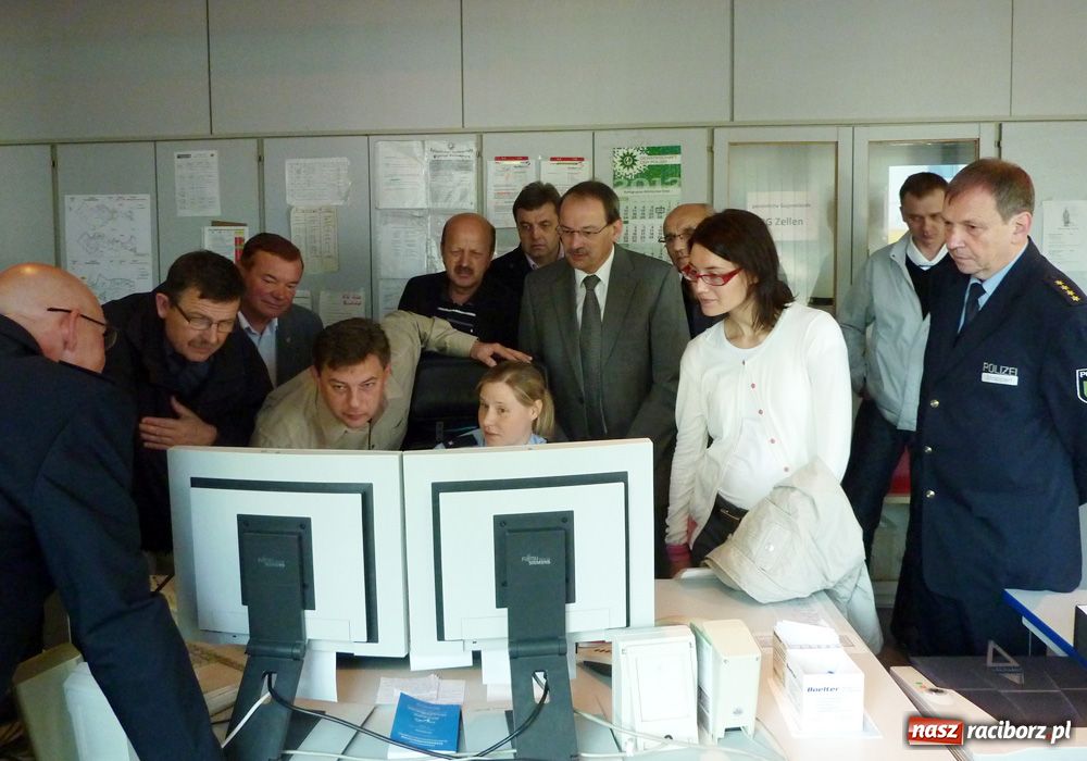 Zdjęcie w galerii na portalu naszraciborz.pl: Starosta zabrał mundurowych do Niemiec wiadomości z regionu