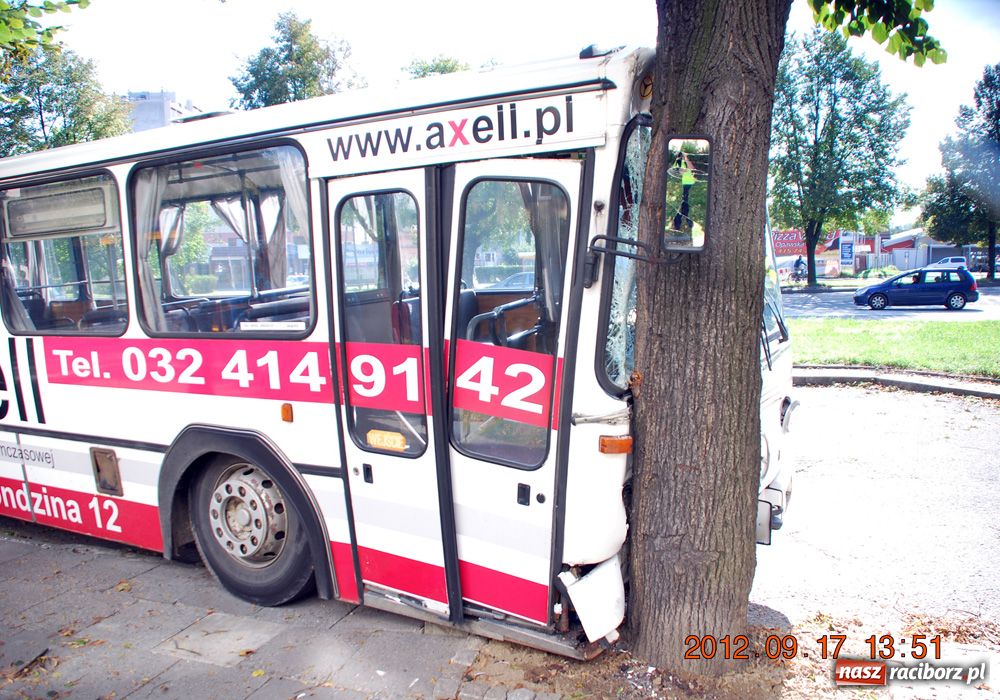 Zdjęcie w galerii na portalu naszraciborz.pl: Kierowca zasłabł. Autobus wjechał w drzewo na pl. Konstytucji 3 Maja wiadomości z regionu