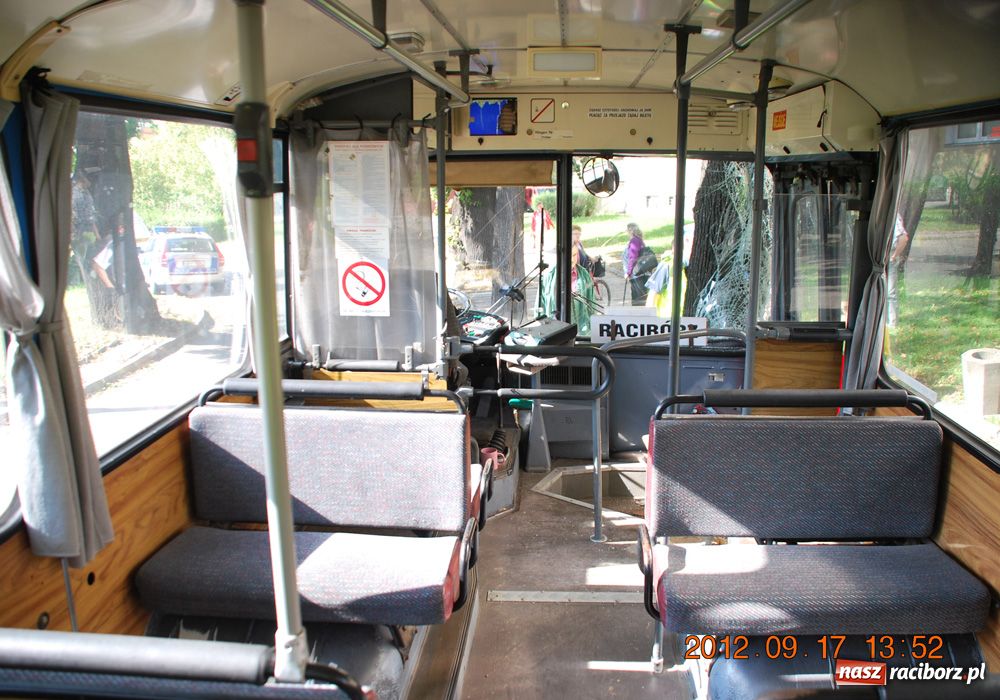 Zdjęcie w galerii na portalu naszraciborz.pl: Kierowca zasłabł. Autobus wjechał w drzewo na pl. Konstytucji 3 Maja wiadomości z regionu