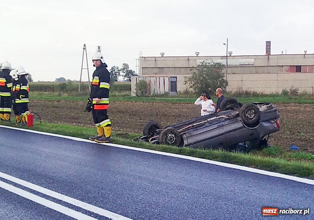 Zdjęcie w galerii na portalu naszraciborz.pl: Trzecie auto wypadło z drogi w Roszkowie wiadomości z regionu