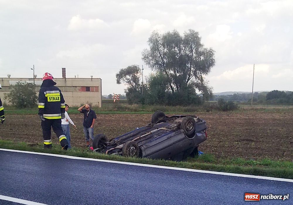 Zdjęcie w galerii na portalu naszraciborz.pl: Trzecie auto wypadło z drogi w Roszkowie wiadomości z regionu