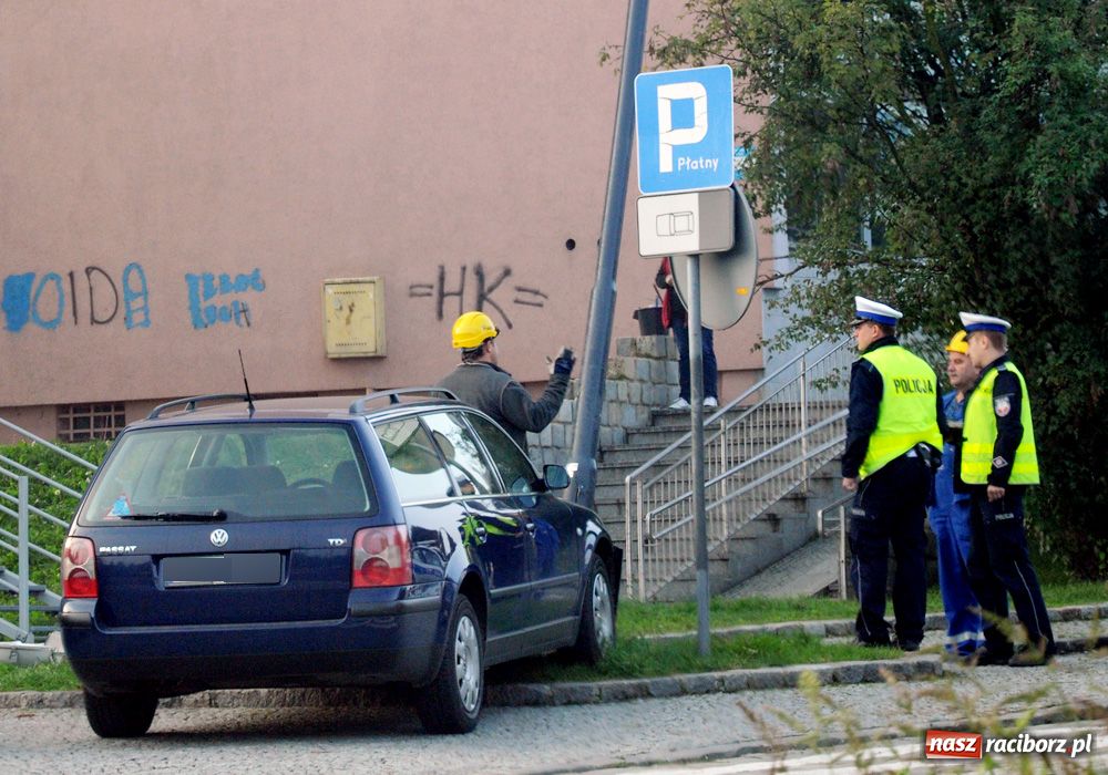 Zdjęcie w galerii na portalu naszraciborz.pl: Wjechał passatem w słup na Odrzańskiej wiadomości z regionu