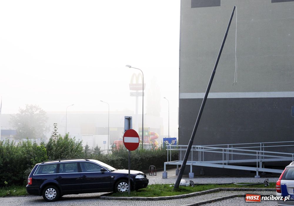 Zdjęcie w galerii na portalu naszraciborz.pl: Wjechał passatem w słup na Odrzańskiej wiadomości z regionu