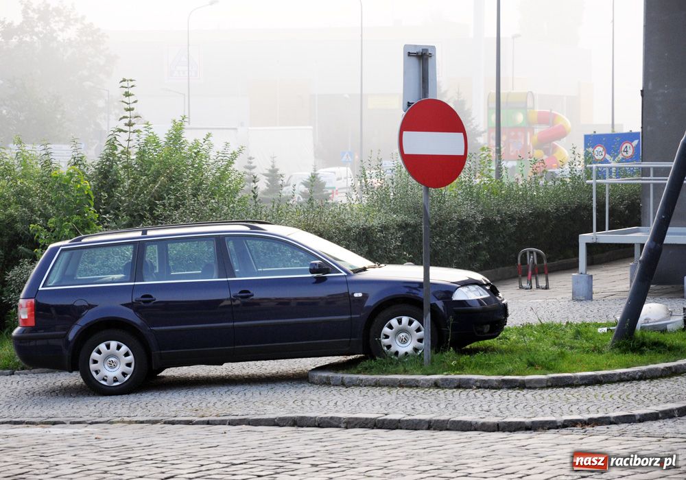 Zdjęcie w galerii na portalu naszraciborz.pl: Wjechał passatem w słup na Odrzańskiej wiadomości z regionu