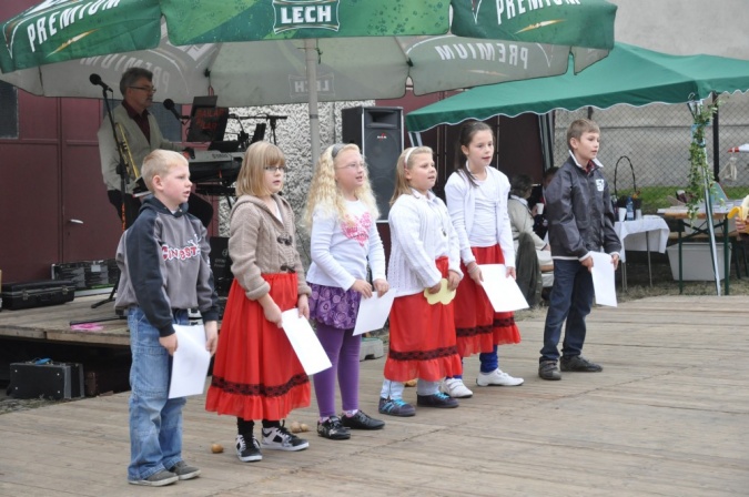 Zdjęcie w galerii na portalu naszraciborz.pl: Kartoffelfest - Kobzole przy muzyce i na stole wiadomości z regionu