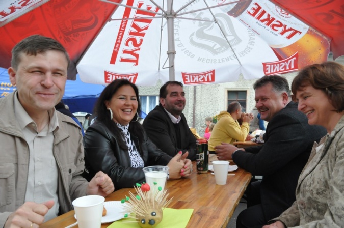 Zdjęcie w galerii na portalu naszraciborz.pl: Kartoffelfest - Kobzole przy muzyce i na stole wiadomości z regionu