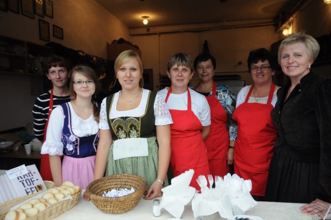 Zdjęcie w galerii na portalu naszraciborz.pl: Kartoffelfest - Kobzole przy muzyce i na stole wiadomości z regionu