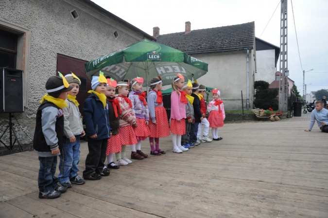 Zdjęcie w galerii na portalu naszraciborz.pl: Kartoffelfest - Kobzole przy muzyce i na stole wiadomości z regionu