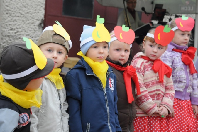 Zdjęcie w galerii na portalu naszraciborz.pl: Kartoffelfest - Kobzole przy muzyce i na stole wiadomości z regionu