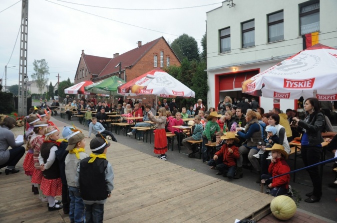 Zdjęcie w galerii na portalu naszraciborz.pl: Kartoffelfest - Kobzole przy muzyce i na stole wiadomości z regionu