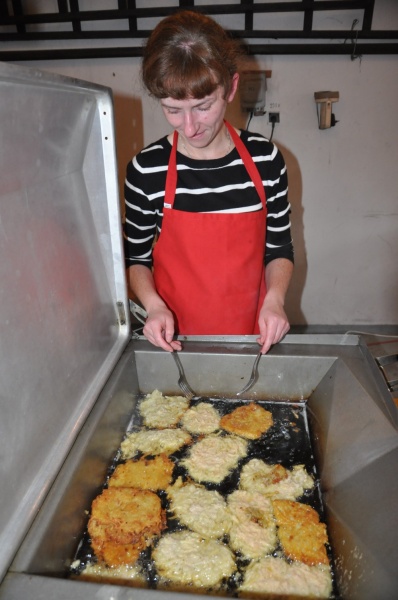 Zdjęcie w galerii na portalu naszraciborz.pl: Kartoffelfest - Kobzole przy muzyce i na stole wiadomości z regionu