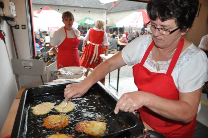 Zdjęcie w galerii na portalu naszraciborz.pl: Kartoffelfest - Kobzole przy muzyce i na stole wiadomości z regionu