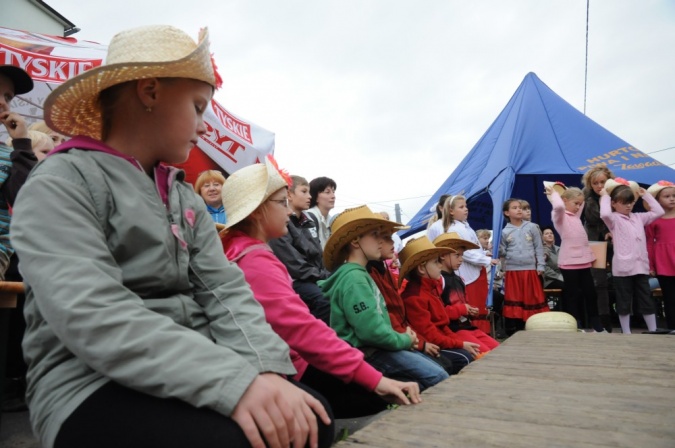 Zdjęcie w galerii na portalu naszraciborz.pl: Kartoffelfest - Kobzole przy muzyce i na stole wiadomości z regionu