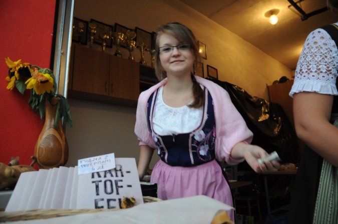 Zdjęcie w galerii na portalu naszraciborz.pl: Kartoffelfest - Kobzole przy muzyce i na stole wiadomości z regionu