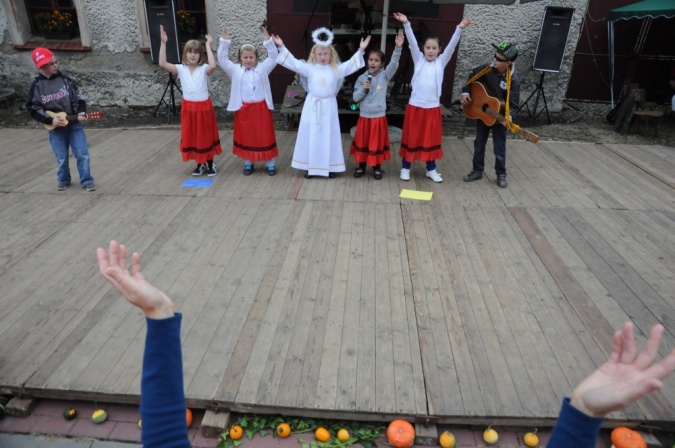 Zdjęcie w galerii na portalu naszraciborz.pl: Kartoffelfest - Kobzole przy muzyce i na stole wiadomości z regionu