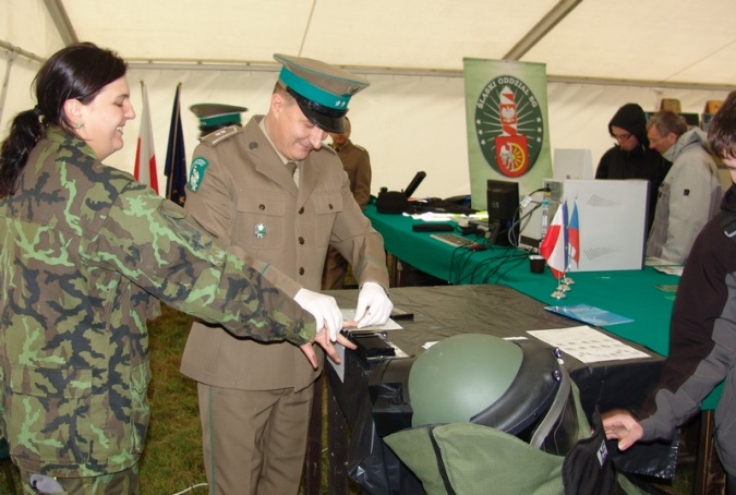 Zdjęcie w galerii na portalu naszraciborz.pl: Śląski Oddział Straży Granicznej z Raciborza na Dniach NATO w Ostrawie wiadomości z regionu