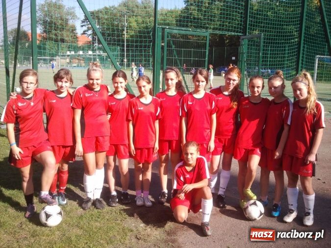 Zdjęcie w galerii na portalu naszraciborz.pl: Futbolistki z Pawłowa mierzą w turniej w stolicy wiadomości z regionu