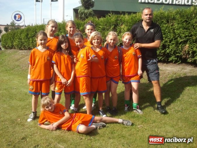 Zdjęcie w galerii na portalu naszraciborz.pl: Futbolistki z Pawłowa mierzą w turniej w stolicy wiadomości z regionu