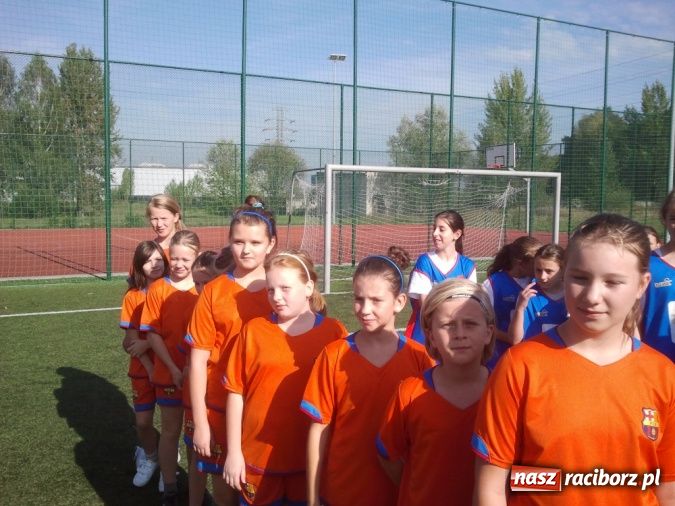 Zdjęcie w galerii na portalu naszraciborz.pl: Futbolistki z Pawłowa mierzą w turniej w stolicy wiadomości z regionu