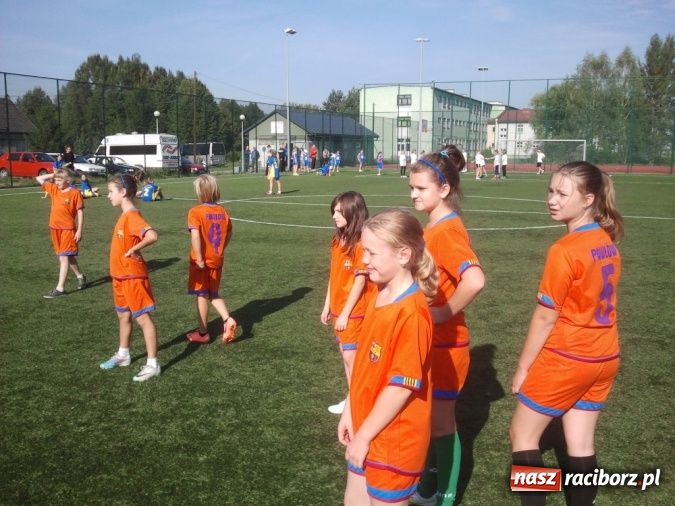 Zdjęcie w galerii na portalu naszraciborz.pl: Futbolistki z Pawłowa mierzą w turniej w stolicy wiadomości z regionu