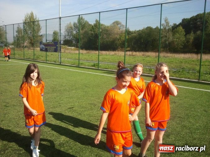 Zdjęcie w galerii na portalu naszraciborz.pl: Futbolistki z Pawłowa mierzą w turniej w stolicy wiadomości z regionu