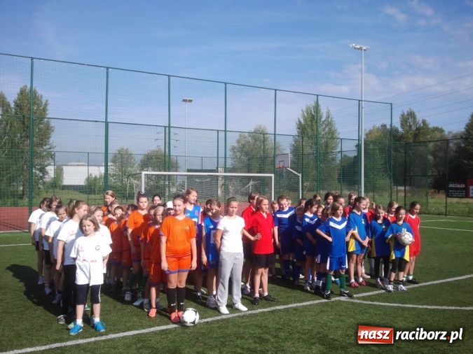 Zdjęcie w galerii na portalu naszraciborz.pl: Futbolistki z Pawłowa mierzą w turniej w stolicy wiadomości z regionu