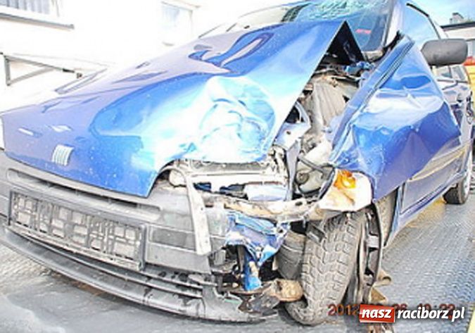 Zdjęcie w galerii na portalu naszraciborz.pl: Pijany 64-latek z punto uderzył w autobus miejski. Poważnie ranna uczennica wiadomości z regionu