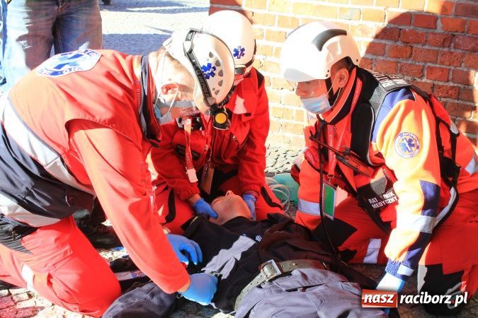 Zdjęcie w galerii na portalu naszraciborz.pl: Ratownicy udzielali pomocy 4-latkowi wiadomości z regionu