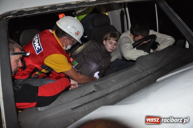 Zdjęcie w galerii na portalu naszraciborz.pl: Wypadek busa na Urbanku. Ratownicy w akcji wiadomości z regionu