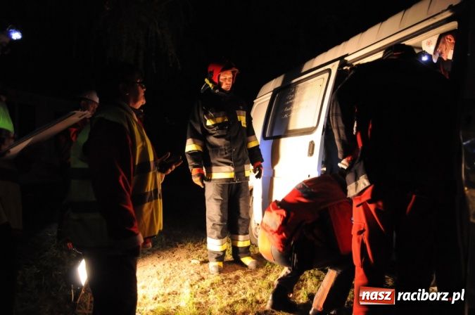 Zdjęcie w galerii na portalu naszraciborz.pl: Wypadek busa na Urbanku. Ratownicy w akcji wiadomości z regionu