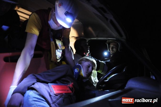 Zdjęcie w galerii na portalu naszraciborz.pl: Wypadek busa na Urbanku. Ratownicy w akcji wiadomości z regionu