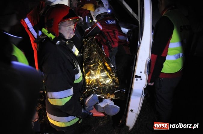 Zdjęcie w galerii na portalu naszraciborz.pl: Wypadek busa na Urbanku. Ratownicy w akcji wiadomości z regionu