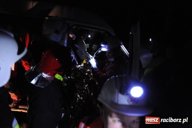 Zdjęcie w galerii na portalu naszraciborz.pl: Wypadek busa na Urbanku. Ratownicy w akcji wiadomości z regionu