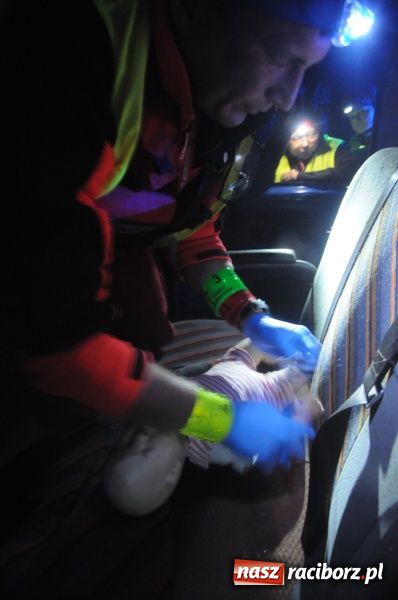 Zdjęcie w galerii na portalu naszraciborz.pl: Wypadek busa na Urbanku. Ratownicy w akcji wiadomości z regionu