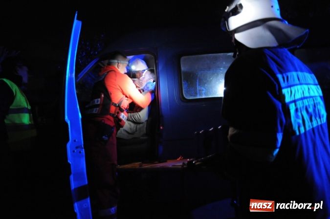 Zdjęcie w galerii na portalu naszraciborz.pl: Wypadek busa na Urbanku. Ratownicy w akcji wiadomości z regionu