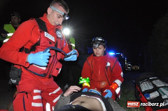 Zdjęcie w galerii na portalu naszraciborz.pl: Wypadek busa na Urbanku. Ratownicy w akcji wiadomości z regionu