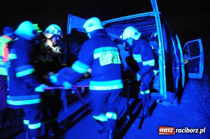 Zdjęcie w galerii na portalu naszraciborz.pl: Wypadek busa na Urbanku. Ratownicy w akcji wiadomości z regionu