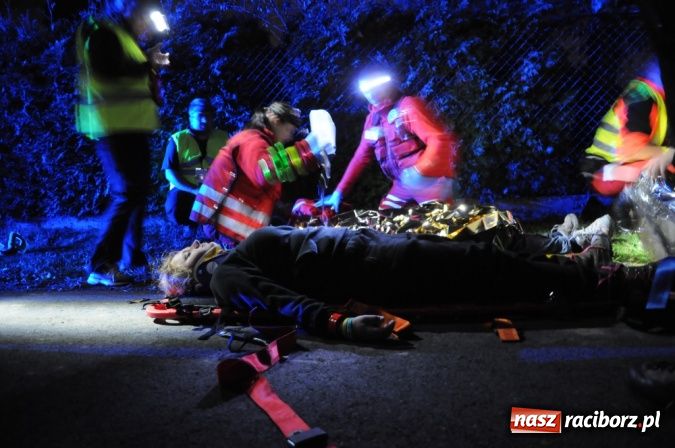 Zdjęcie w galerii na portalu naszraciborz.pl: Wypadek busa na Urbanku. Ratownicy w akcji wiadomości z regionu