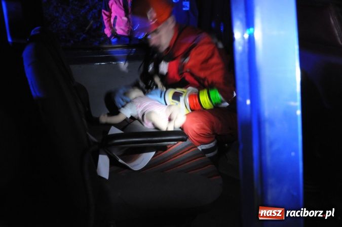 Zdjęcie w galerii na portalu naszraciborz.pl: Wypadek busa na Urbanku. Ratownicy w akcji wiadomości z regionu