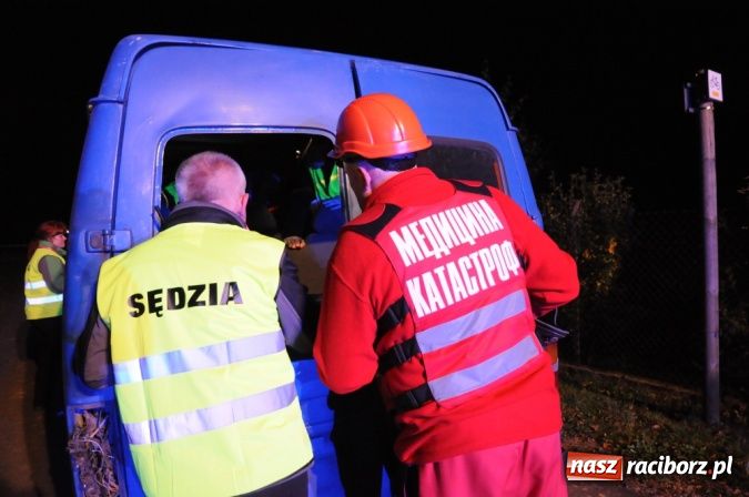 Zdjęcie w galerii na portalu naszraciborz.pl: Wypadek busa na Urbanku. Ratownicy w akcji wiadomości z regionu
