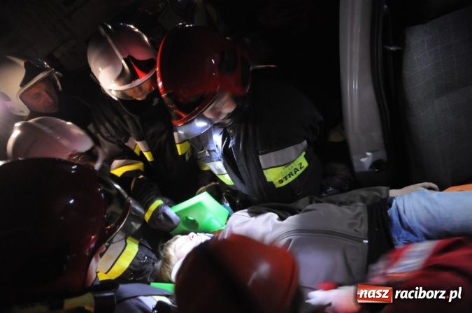 Zdjęcie w galerii na portalu naszraciborz.pl: Wypadek busa na Urbanku. Ratownicy w akcji wiadomości z regionu