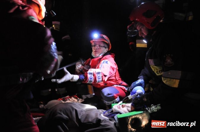 Zdjęcie w galerii na portalu naszraciborz.pl: Wypadek busa na Urbanku. Ratownicy w akcji wiadomości z regionu