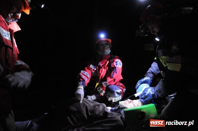 Zdjęcie w galerii na portalu naszraciborz.pl: Wypadek busa na Urbanku. Ratownicy w akcji wiadomości z regionu