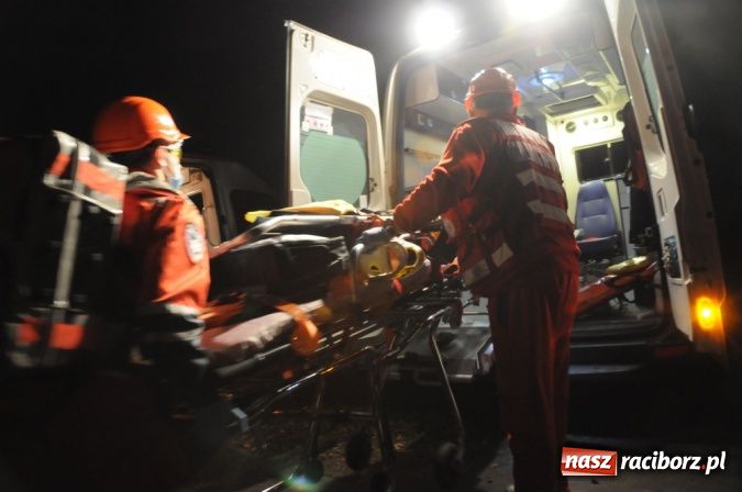 Zdjęcie w galerii na portalu naszraciborz.pl: Wypadek busa na Urbanku. Ratownicy w akcji wiadomości z regionu