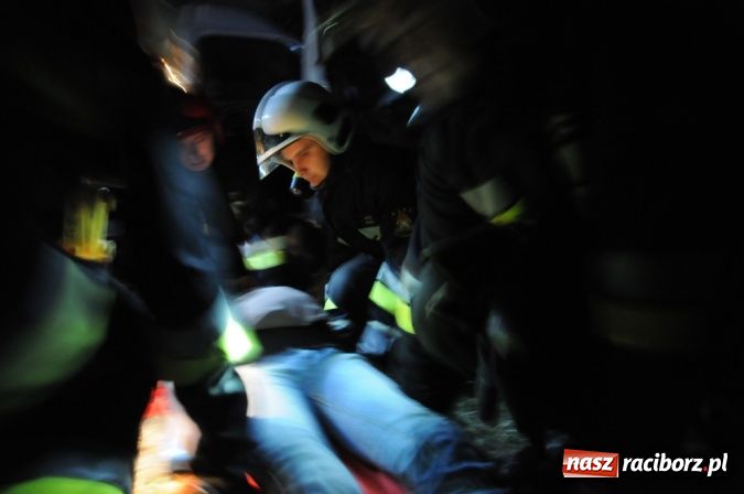 Zdjęcie w galerii na portalu naszraciborz.pl: Wypadek busa na Urbanku. Ratownicy w akcji wiadomości z regionu