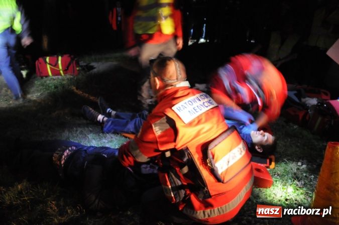 Zdjęcie w galerii na portalu naszraciborz.pl: Wypadek busa na Urbanku. Ratownicy w akcji wiadomości z regionu