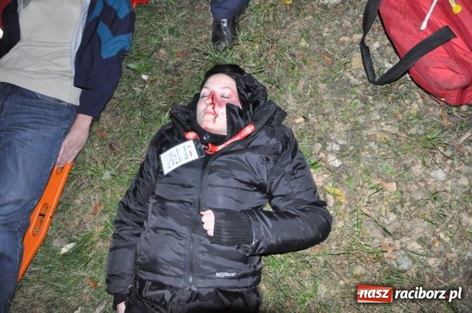 Zdjęcie w galerii na portalu naszraciborz.pl: Wypadek busa na Urbanku. Ratownicy w akcji wiadomości z regionu