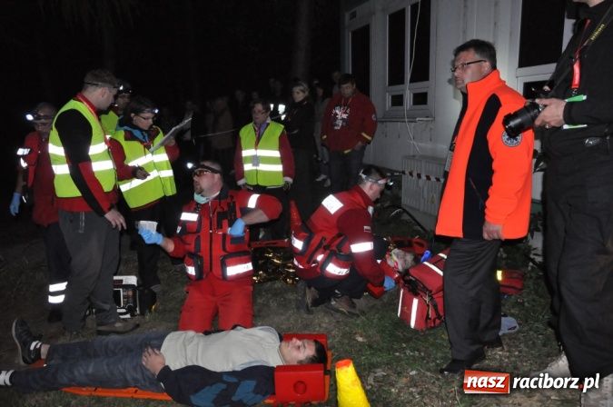 Zdjęcie w galerii na portalu naszraciborz.pl: Wypadek busa na Urbanku. Ratownicy w akcji wiadomości z regionu