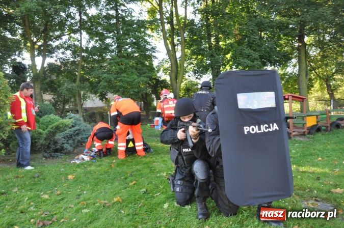 Zdjęcie w galerii na portalu naszraciborz.pl: Przedszkole w Raciborzu opanował groźny terrorysta. W Rudniku poważny wypadek wiadomości z regionu