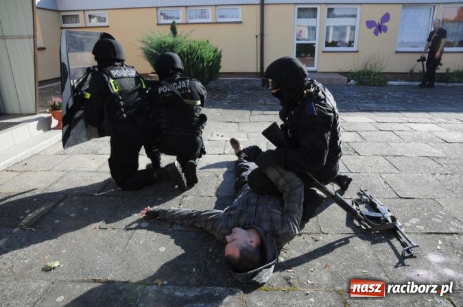 Zdjęcie w galerii na portalu naszraciborz.pl: Przedszkole w Raciborzu opanował groźny terrorysta. W Rudniku poważny wypadek wiadomości z regionu